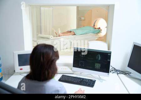 Medico che esegue la diagnostica RM in una clinica moderna Foto Stock