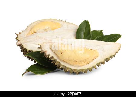 Tagliare durian maturo con foglie verdi su sfondo bianco Foto Stock