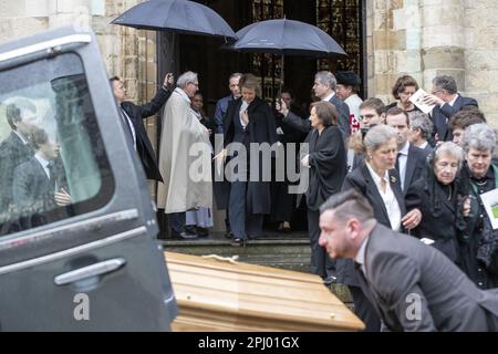 Edingen, Belgio. 30th Mar, 2023. La regina Mathilde del Belgio (C) partecipa al servizio funerario del conte Raoul d'Udekem d'Acoz, ex membro del consiglio comunale di Herne e politico del CD&V, e zio della regina del Belgio, a Enghien - Edingen, giovedì 30 marzo 2023. Morì all'età di 87 anni. FOTO DI BELGA NICOLAS MAETERLINCK Credit: Belga News Agency/Alamy Live News Foto Stock