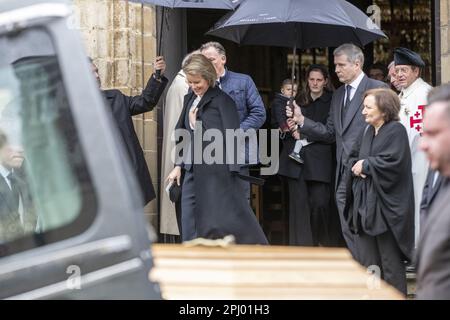 Edingen, Belgio. 30th Mar, 2023. La regina Mathilde del Belgio (C) partecipa al servizio funerario del conte Raoul d'Udekem d'Acoz, ex membro del consiglio comunale di Herne e politico del CD&V, e zio della regina del Belgio, a Enghien - Edingen, giovedì 30 marzo 2023. Morì all'età di 87 anni. FOTO DI BELGA NICOLAS MAETERLINCK Credit: Belga News Agency/Alamy Live News Foto Stock