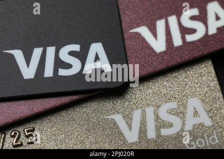 MYKOLAIV, UCRAINA - 22 FEBBRAIO 2022: Carte di credito Visa come sfondo, primo piano Foto Stock