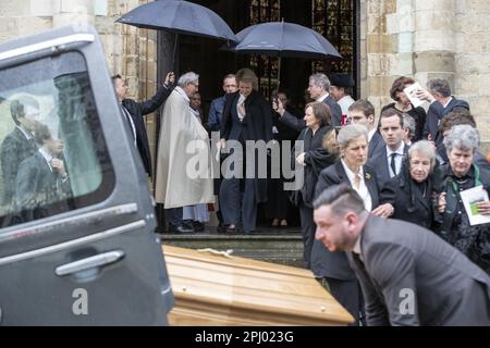 Edingen, Belgio. 30th Mar, 2023. La regina Mathilde del Belgio (C) partecipa al servizio funerario del conte Raoul d'Udekem d'Acoz, ex membro del consiglio comunale di Herne e politico del CD&V, e zio della regina del Belgio, a Enghien - Edingen, giovedì 30 marzo 2023. Morì all'età di 87 anni. FOTO DI BELGA NICOLAS MAETERLINCK Credit: Belga News Agency/Alamy Live News Foto Stock