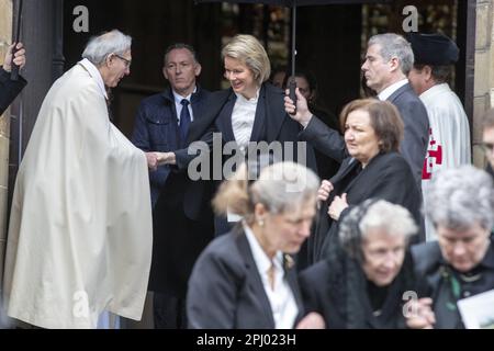 Edingen, Belgio. 30th Mar, 2023. La regina Mathilde del Belgio (C) partecipa al servizio funerario del conte Raoul d'Udekem d'Acoz, ex membro del consiglio comunale di Herne e politico del CD&V, e zio della regina del Belgio, a Enghien - Edingen, giovedì 30 marzo 2023. Morì all'età di 87 anni. FOTO DI BELGA NICOLAS MAETERLINCK Credit: Belga News Agency/Alamy Live News Foto Stock