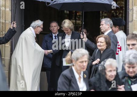 Edingen, Belgio. 30th Mar, 2023. La regina Mathilde del Belgio (C) partecipa al servizio funerario del conte Raoul d'Udekem d'Acoz, ex membro del consiglio comunale di Herne e politico del CD&V, e zio della regina del Belgio, a Enghien - Edingen, giovedì 30 marzo 2023. Morì all'età di 87 anni. FOTO DI BELGA NICOLAS MAETERLINCK Credit: Belga News Agency/Alamy Live News Foto Stock