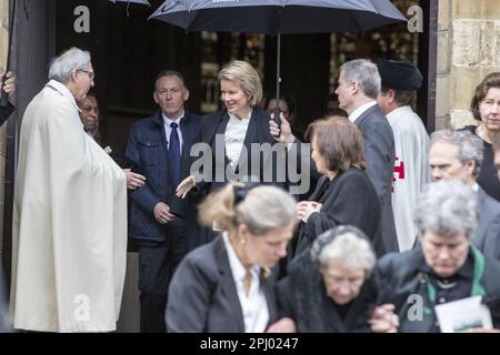 Edingen, Belgio. 30th Mar, 2023. La regina Mathilde del Belgio (C) partecipa al servizio funerario del conte Raoul d'Udekem d'Acoz, ex membro del consiglio comunale di Herne e politico del CD&V, e zio della regina del Belgio, a Enghien - Edingen, giovedì 30 marzo 2023. Morì all'età di 87 anni. FOTO DI BELGA NICOLAS MAETERLINCK Credit: Belga News Agency/Alamy Live News Foto Stock