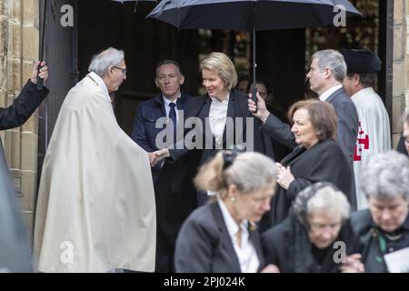 Edingen, Belgio. 30th Mar, 2023. La regina Mathilde del Belgio (C) partecipa al servizio funerario del conte Raoul d'Udekem d'Acoz, ex membro del consiglio comunale di Herne e politico del CD&V, e zio della regina del Belgio, a Enghien - Edingen, giovedì 30 marzo 2023. Morì all'età di 87 anni. FOTO DI BELGA NICOLAS MAETERLINCK Credit: Belga News Agency/Alamy Live News Foto Stock