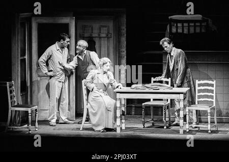 l-r: Stephen Greif (Biff), Warren Mitchell (Willy Loman), Doreen Mantle (Linda), David Baxt (Happy) in MORTE DI Un VENDITORE di Arthur Miller al Lyttelton Theatre, National Theatre (NT), Londra SE1 18/09/1979 scenografia: John Gunter Costumi: Lindy Hemming regista: Michael Rudman Foto Stock