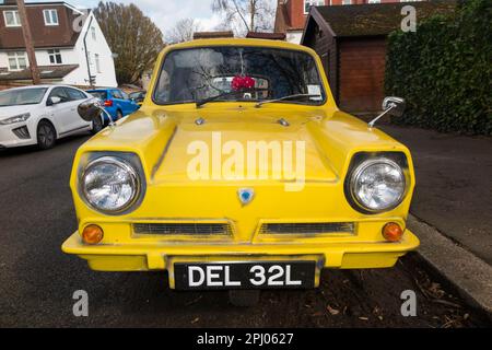 Tributo auto classica 'copia' di del Boy's Reliant Regal (modello 1968 nella serie TV) furgone giallo da solo Fools e Horses programma televisivo. (133) Foto Stock