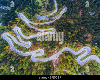 Passo di Maloja, passo alpino svizzero tortuoso, foto dei droni in autunno, la strada che collega Bergell con Engadina, Bregaglia, Canton Graubuenden, Svizzera Foto Stock