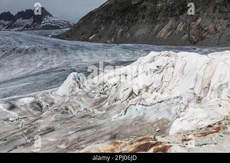 Ghiacciaio del Rodano nelle Alpi di Uri, paesaggio, il ghiacciaio è in parte attaccato con fogli per rallentare il processo di fusione nel corso del clima Foto Stock
