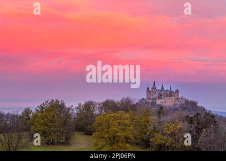 Bagliore serale, Castello Hohenzollern, castello ancestrale della dinastia reale prussiana e imperiale tedesca, castello da favola, Bisingen Foto Stock