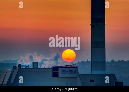 Tramonto, smog, il sole tramonta dietro i residui di rifiuti combinati calore e centrale elettrica Muenster (RMHKW) del fornitore di energia EnBW, Stoccarda Foto Stock