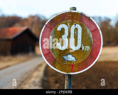 Segnaletica stradale, divieto di passaggio per carri armati, foto simbolo, Muensingen, Baden-Wuerttemberg, Germania Foto Stock
