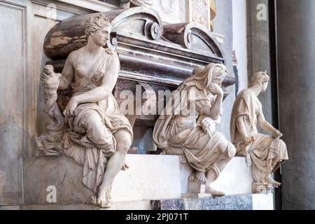 Tomba di Michelangelo progettata da Giorgio Vasari a Santa Croce, Firenze Foto Stock