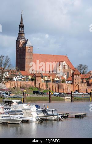 St Stephens Chiesa, storico muro della città, Tangermuende, Sassonia-Anhalt, Germania Foto Stock