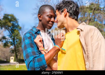 Ritratto di coppia maschile gay multietnico in una romantica passeggiata nel parco, lgbt concetto Foto Stock