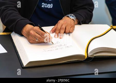 Stoccarda celebra le sue stelle hip-hop, 30 anni dopo la loro fondazione, il Fantastischen Vier firma il libro d'oro, Michael Michi Beck, Stoccarda Foto Stock