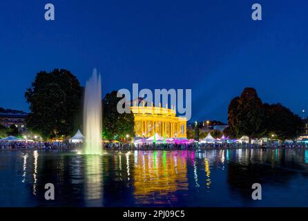 Festival estivo di fronte al teatro dell'opera, luci riflesse nell'Eckensee, Stoccarda, Baden-Wuerttemberg, Germania Foto Stock