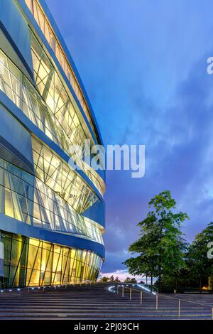 Museo Mercedes-Benz in serata, architettura ben van Berkel, ARCHITEKTURBUERO UNStudio, Stoccarda, Baden-Wuerttemberg, Germania Foto Stock