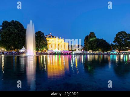 Festival estivo di fronte al teatro dell'opera, luci riflesse nell'Eckensee, Stoccarda, Baden-Wuerttemberg, Germania Foto Stock