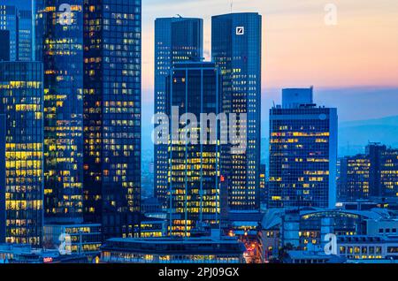 Skyline Mainhatten, grattacieli la sera, sede della Deutsche Bank, distretto bancario, Francoforte sul meno, Assia, Germania Foto Stock