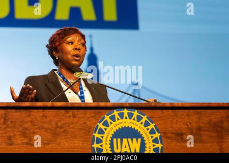 Detroit, Michigan, il Segretario-Tesoriere della UAW recentemente eletto Margaret Mock parla come il sindacato dei lavoratori dell'automobile unita tiene una convenzione di contrattazione da stabilire Foto Stock