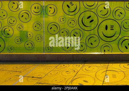 Parete di plastica gialla con smileys, East Side Mall, Friedrichshain, Berlino, Germania Foto Stock