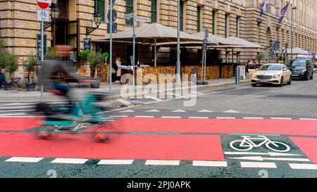 Pista rossa speciale per ciclisti, Charlottenstrasse, Berlin-Mitte, Germania Foto Stock