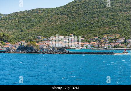 Un bellissimo scatto della soleggiata città balneare di Orebic sulla penisola di Peljesac in Croazia Foto Stock