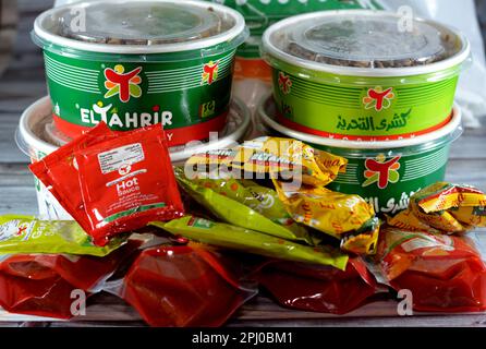 Cairo, Egitto, 28 2023 marzo: El Tahrir Koshary Koshari, cibo di strada di riso, maccheroni, spaghetti e lenticchie mescolati con una salsa di pomodoro speziata, Foto Stock