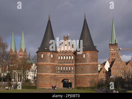 La porta di Lubecks Holsten e gli storici magazzini del sale sono siti patrimonio dell'umanità dell'UNESCO. Città anseatica di Lubecca, Schleswig-Holstein, Germania Foto Stock