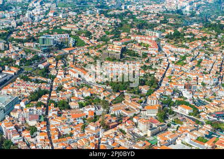 Fotografia aerea di Funchal, Madeira, che mostra il quartiere residenziale pieno di edifici colorati e il vivace paesaggio urbano. Foto Stock