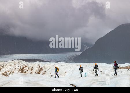 Escursionisti sul ghiacciaio Exploradores nel massiccio di San Valentin, Parco Nazionale Laguna San Rafael, Puerto Rio Tranquilo, Aysen, Patagonia, Cile Foto Stock