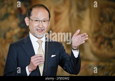 Praga, Repubblica Ceca. 30th Mar, 2023. L'ambasciatore giapponese nella Repubblica Ceca Hideo Suzuki (nella foto) e il ministro degli Esteri ceco Jan Lipapiovsky (Pirati) intervengono durante la conferenza stampa a Praga, Repubblica Ceca, il 30 marzo 2023, dopo la firma del contratto sul padiglione nazionale ceco all'Expo 2025 di Osaka. Credit: Vit Simanek/CTK Photo/Alamy Live News Foto Stock