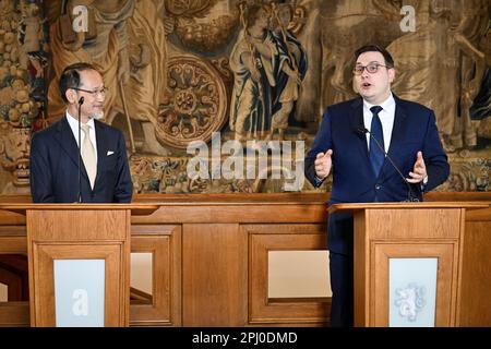 Praga, Repubblica Ceca. 30th Mar, 2023. L'ambasciatore giapponese in Repubblica Ceca Hideo Suzuki (a sinistra) e il ministro degli Esteri ceco Jan Lipapiovsky (Pirati) intervengono durante la conferenza stampa di Praga, Repubblica Ceca, il 30 marzo 2023, dopo la firma del contratto sul padiglione nazionale ceco all'Expo 2025 di Osaka. Credit: Vit Simanek/CTK Photo/Alamy Live News Foto Stock