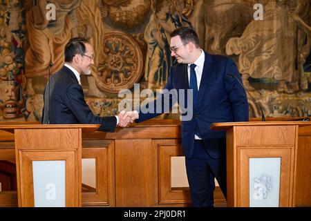 Praga, Repubblica Ceca. 30th Mar, 2023. L'ambasciatore giapponese in Repubblica Ceca Hideo Suzuki (a sinistra) e il ministro degli Esteri ceco Jan Lipapiovsky (Pirati) intervengono durante la conferenza stampa di Praga, Repubblica Ceca, il 30 marzo 2023, dopo la firma del contratto sul padiglione nazionale ceco all'Expo 2025 di Osaka. Credit: Vit Simanek/CTK Photo/Alamy Live News Foto Stock