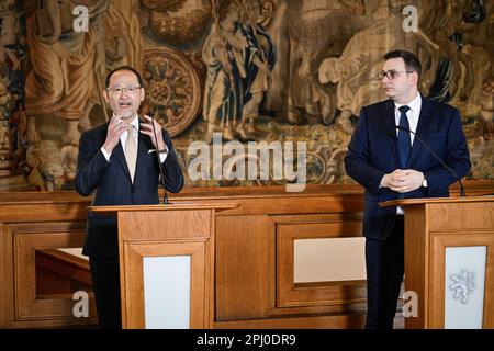 Praga, Repubblica Ceca. 30th Mar, 2023. L'ambasciatore giapponese in Repubblica Ceca Hideo Suzuki (a sinistra) e il ministro degli Esteri ceco Jan Lipapiovsky (Pirati) intervengono durante la conferenza stampa di Praga, Repubblica Ceca, il 30 marzo 2023, dopo la firma del contratto sul padiglione nazionale ceco all'Expo 2025 di Osaka. Credit: Vit Simanek/CTK Photo/Alamy Live News Foto Stock