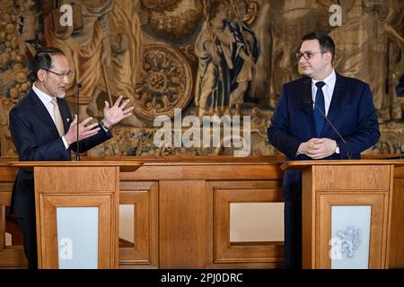 Praga, Repubblica Ceca. 30th Mar, 2023. L'ambasciatore giapponese in Repubblica Ceca Hideo Suzuki (a sinistra) e il ministro degli Esteri ceco Jan Lipapiovsky (Pirati) intervengono durante la conferenza stampa di Praga, Repubblica Ceca, il 30 marzo 2023, dopo la firma del contratto sul padiglione nazionale ceco all'Expo 2025 di Osaka. Credit: Vit Simanek/CTK Photo/Alamy Live News Foto Stock