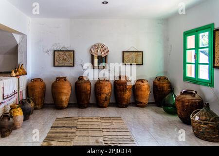 Museo di storia locale con abiti tradizionali, oggetti e strumenti per la casa, Kritinia, Rodi, Grecia Foto Stock