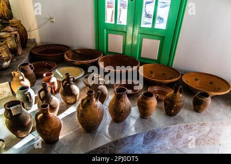 Museo di storia locale con abiti tradizionali, oggetti e strumenti per la casa, Kritinia, Rodi, Grecia Foto Stock