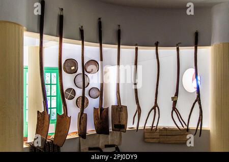 Museo di storia locale con abiti tradizionali, oggetti e strumenti per la casa, Kritinia, Rodi, Grecia Foto Stock