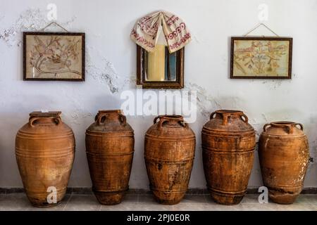 Museo di storia locale con abiti tradizionali, oggetti e strumenti per la casa, Kritinia, Rodi, Grecia Foto Stock