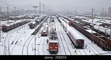 Impianto di formazione dei treni nel distretto di Vorhalle in inverno, cantiere di marshalling, treni merci, Hagen, zona della Ruhr, Renania settentrionale-Vestfalia, Germania Foto Stock