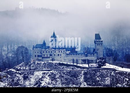 Castello di Altena con nebbia in inverno, Altena, Sauerland, Renania settentrionale-Vestfalia, Germania Foto Stock