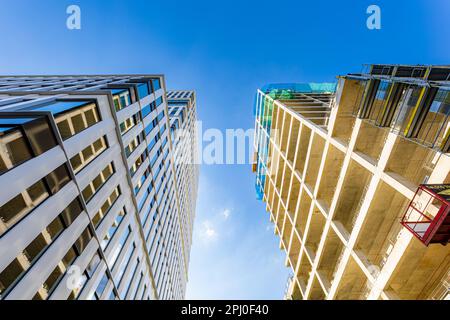 Wroclaw, Polonia - Giugno 2022: Facciate di nuovi alti edifici di uffici nel centro residenziale e finanziario 'Centrum Południe' Foto Stock