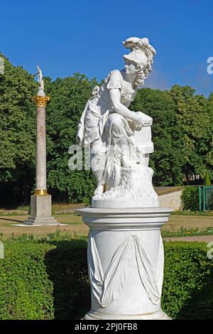 Figura marmorea di Minerva (Athena), alla figura rondel intorno al bacino idrico della Grande Fontana, Parco Sanssouci, Potsdam, Brandeburgo, Germania Foto Stock