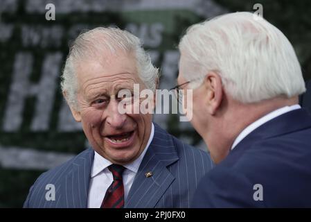 Finowfurt, Germania. 30th Mar, 2023. Il re britannico Carlo III (l) e il presidente tedesco Frank-Walter Steinmeier ridono durante la loro visita al Battaglione Anglo-Tedesco del Ponte dell'Ingegnere a Finowfurt del 130th. Prima della sua incoronazione nel maggio 2023, il re britannico e la moglie reale visiteranno la Germania per tre giorni. Credit: Jens Schlueter/POOL/AFP/dpa/Alamy Live News Foto Stock