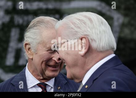 Finowfurt, Germania. 30th Mar, 2023. Il re britannico Carlo III (l) e il presidente tedesco Frank-Walter Steinmeier ridono durante la loro visita al Battaglione Anglo-Tedesco del Ponte dell'Ingegnere a Finowfurt del 130th. Prima della sua incoronazione nel maggio 2023, il re britannico e la moglie reale visiteranno la Germania per tre giorni. Credit: Jens Schlueter/POOL/AFP/dpa/Alamy Live News Foto Stock