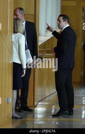 Edimburgo, Scozia, Regno Unito. 30th Mar, 2023. NELLA FOTO: Douglas Ross MSP, leader del Partito conservatore scozzese, ha parlato con Alison Johnstone, presidente del Parlamento scozzese, in merito alla precedente interruzione dei manifestanti nella camera dei FMQ. Nomina dei Ministri scozzesi visti prima e durante la sessione pomeridiana in Aula a Holyrood come primo Ministro scozzese appena eletto, il MSP di Humza Yousaf nomina vari Ministri. Credit: Colin D Fisher/CDFIMAGES.COM Credit: Colin Fisher/Alamy Live News Foto Stock