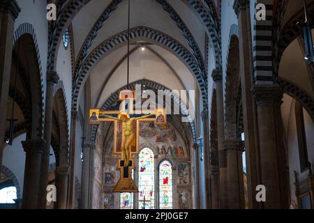 Il Crocifisso di Giotto (1288-90) appeso a Santa Maria Novella, Firenze Foto Stock